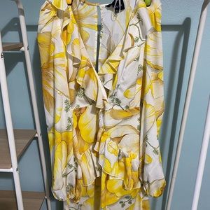 Yellow floral maxi dress. NWT. Size Medium. Absolutely stunning on.